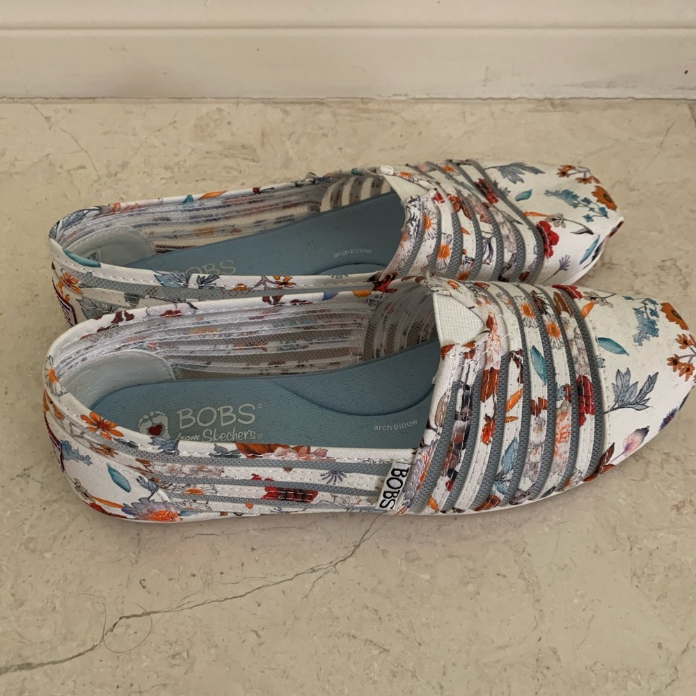Sketchers “BOBS” flower print size 8